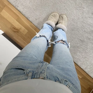 Hömidjade jeans - Populära högmidjade jeans från Gina Tricot! Jeansen är i storlek 32 men passar även storlek 34💓