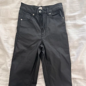 Bootcut skinnbyxor  - Skinnbyxor i Bootcut, har även en slut på utsidan av byxorna längst ner.