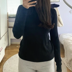 Stickad tröja  - Säljer denna svarta stickade tröjan, inga defekter 💓
