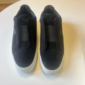 Arigato- Clean 360 Laceless stl 42 - Provade ute EN gång. Svarta, mocka, stl 42 Köpta i butik i juli 2023 i Sthlm, Biblioteksgatan. Kartong, kasse o kvitto finns.  Skickar spårbart med PostNord.