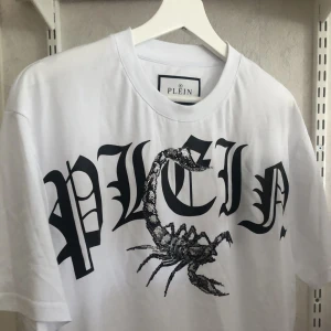 Philipp Plein T-Shirt  - Philipp Plein T-Shirt Strl: L  Skick: 10/10, helt oanvänd Nypris: 4-5 tusen beroende på  Kom PM för mer information   Kan gå ner i pris!!