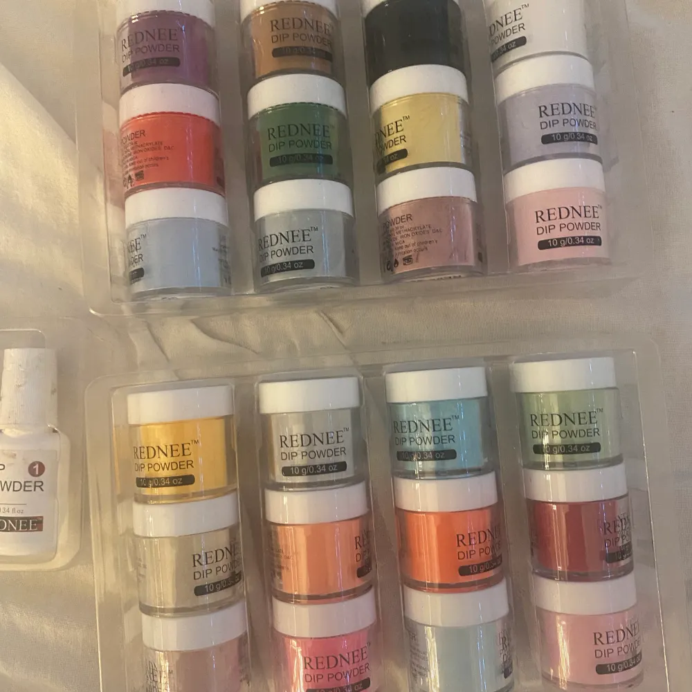 Säljer detta dip powder nail kit i använt skick, vissa burkar av pulverna så finns det halva kvar och vissa är helt oöppnade, säljes för 100kr plus frakt ☺️ har du några frågor ? Tveka inte att höra av dig 🌸. Övrigt.