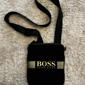 Hugo boss väska - En Hugo boss väska som jag knappast använt, säljer pga jag inte använder längre. Skicka DM för mer info o bilder.