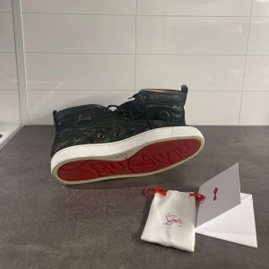 Loubs  - Tjena? Säljer ett par Christian Louboutin, Size 40 passar 41-42 condition 8/10 endast små märken (hjälper en vän)