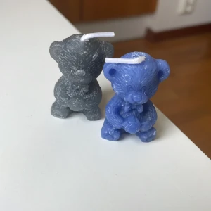 Björn ljus  - Den gråa kostar 7 och den blåa 10 