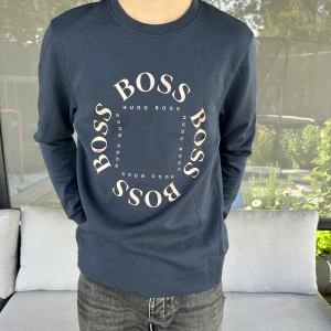 Hugo boss tröja  - As skön o fet tröja ifrån Hugo boss har tyvärr ett mindre hål på magen. Skriv för bild