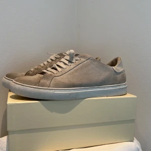 AXEL ARIGATO Clean 90 suede beige  - Väldigt fina skor. Ganska bra skick. Inte använda jätte mycket. Inga defekter eller slitage. Har ni frågor så är det bara att höra av sig! Nypris 2449kr 