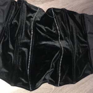 Velvet corset - Comfortable velvet corset with shiny details. In perfect condition, no rhinestones are missing. 