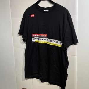 oversized t-shirt med tryck - 30 kr