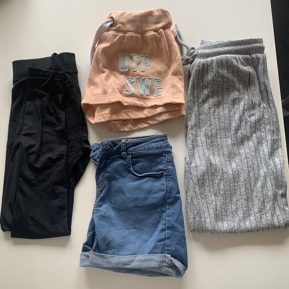 Mjukisshorts XS: 15kr Kan mötas upp Vid Köp av alla plagg på bild: 59kr Vid köp av alla kläder (Se profil) 249kr. Jeans & Byxor.