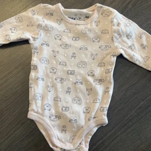 Body  - Body från petite mini, storlek 50💕