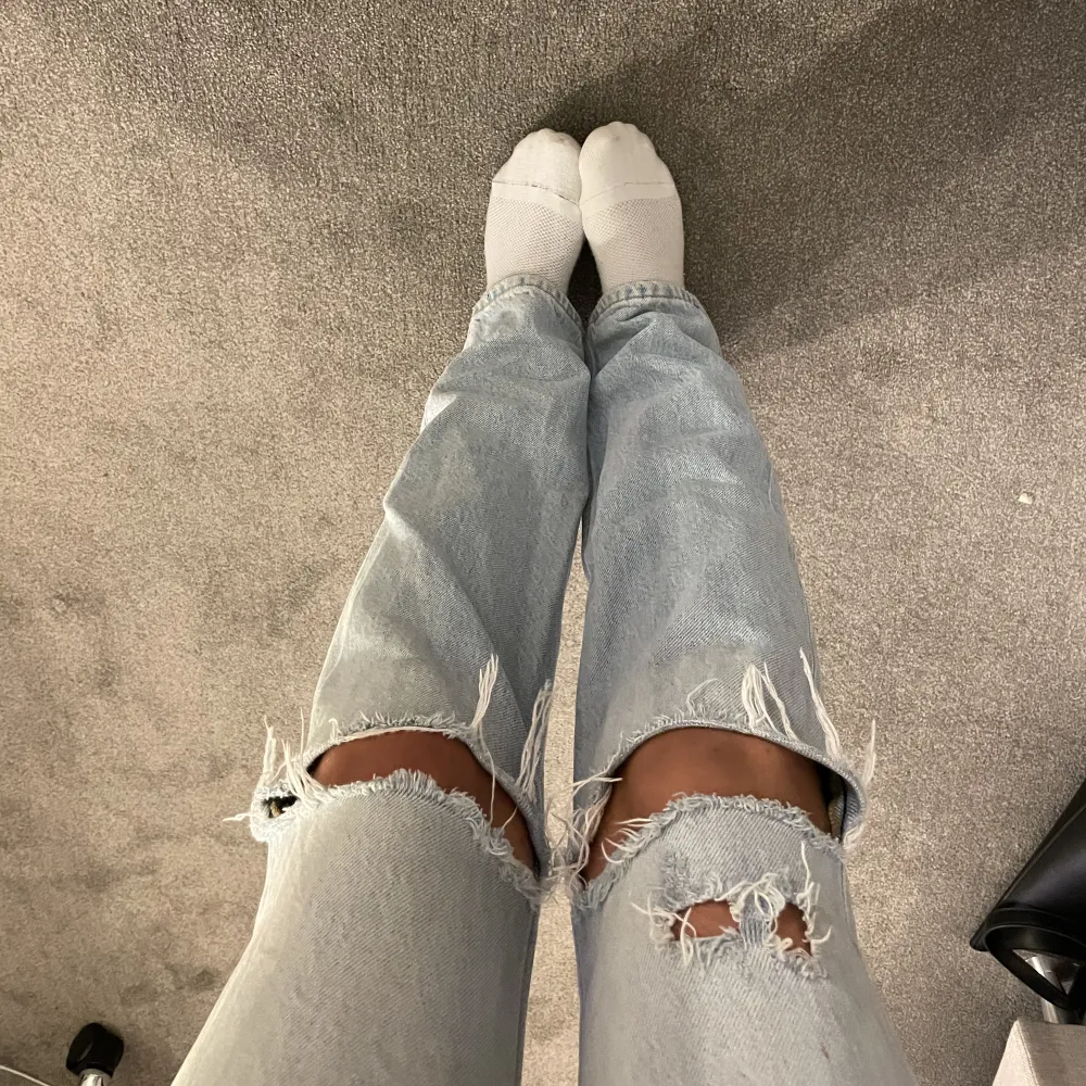 säljer dessa super fina jeans från zara i topp skick, sällan använda, jag är 165 och är ner till marken, storlek 34 men skulle säga att de passar 36 också💗 kan frakta å skicka bättre bilder . Jeans & Byxor.