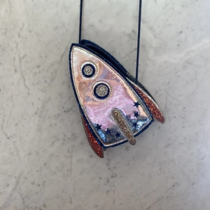 Raket väska  - En jätte snygg raket väska som jag it använder längre och som tar upp mycket plats.🚀👜