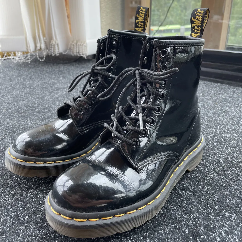 Svarta blanka dr Martens i bra skick, använda fåtal gånger . Skor.