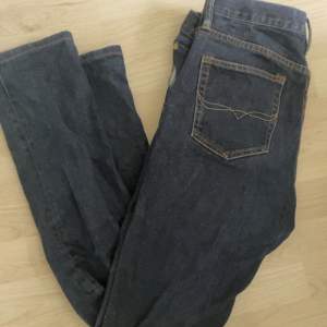 Säljer mina snygga Ralph lauren jeans! De är knappt använda och i väldigt bra skick. Går knappt att få tag på längre och är i modellen Thompson 650! 