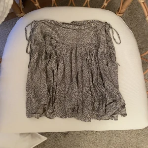 Kjol från hm! - Gammal kjol från hm med ett gulligt mönster! Köpte för många årsen, men använd ett fåtal gånger då lite för stor för mig. Jättefint skick, som ny! Den har dragkedja och jättesöta knyten på sidorna 💕