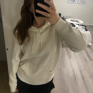 Vit hoodie - En vit hoodie från bikbok. Använd men fortfarande i väldigt fint skick. I storlek Xs men är lite oversized då den passar bra för mig som brukar bära S/M