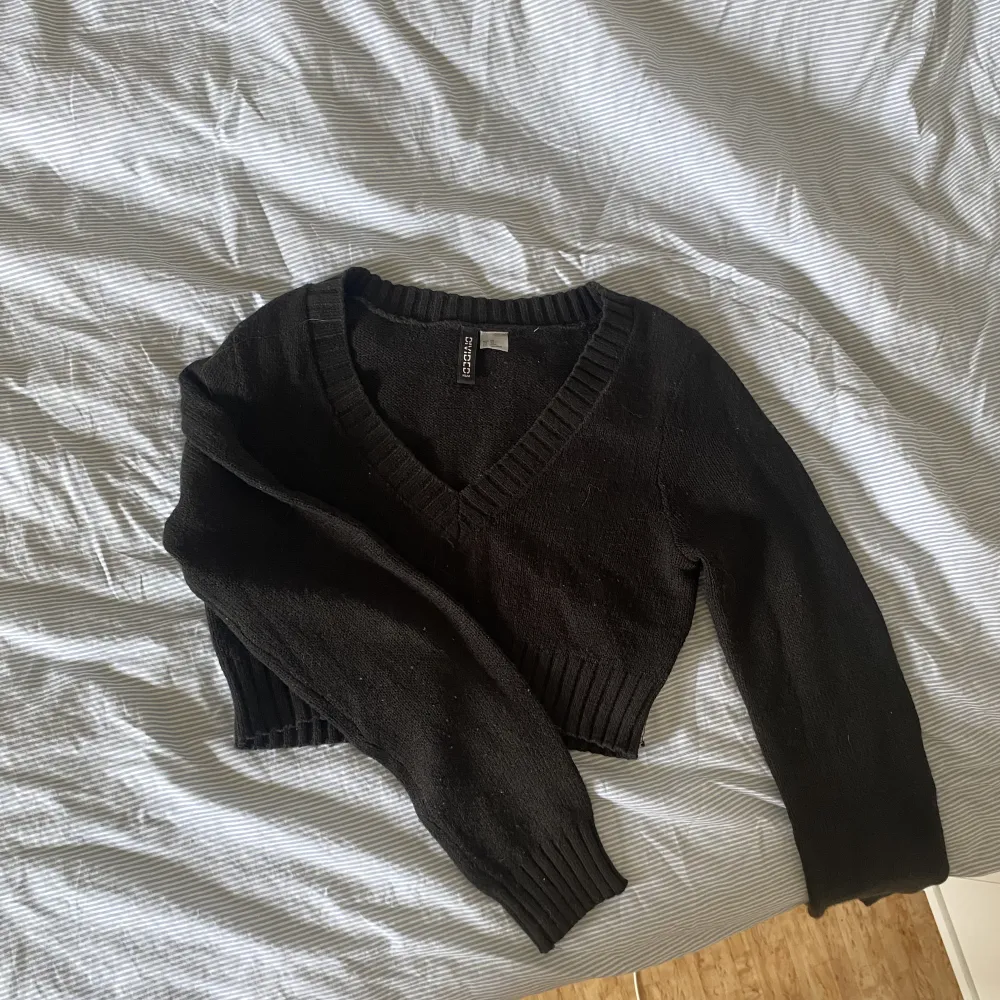 en svart croptop sweater från hm, använd några få gånger💞. Stickat.