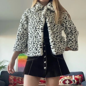 Unik och superfin pälsjacka dalmatin ✨✨ - Säljer ett gammalt unikt fynd i mycket fint skick! XS (storlek 34) och från märket Yumi. Passar perfekt till the chic hippie nu när hösten snart är här! Obs fuskpäls / faux fur!