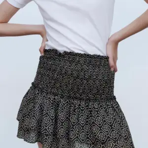 Otroligt söt liten kjol från Zara som tyvärr blivit för kort på mig💞 passar som både topp och kjol💞 säljs inte längre