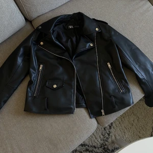 Zara Skinnjacka  - Zara skinnjacka i nyskick. Perfekt jacka till höst. 