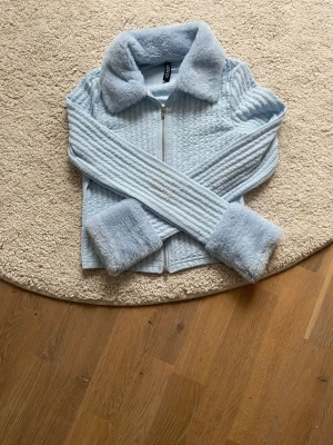 Tröja  - Använd två gånger 🎀 säljer för använder den ej💕 köpt för 200 kr. Ta kontakt när du vill köpa