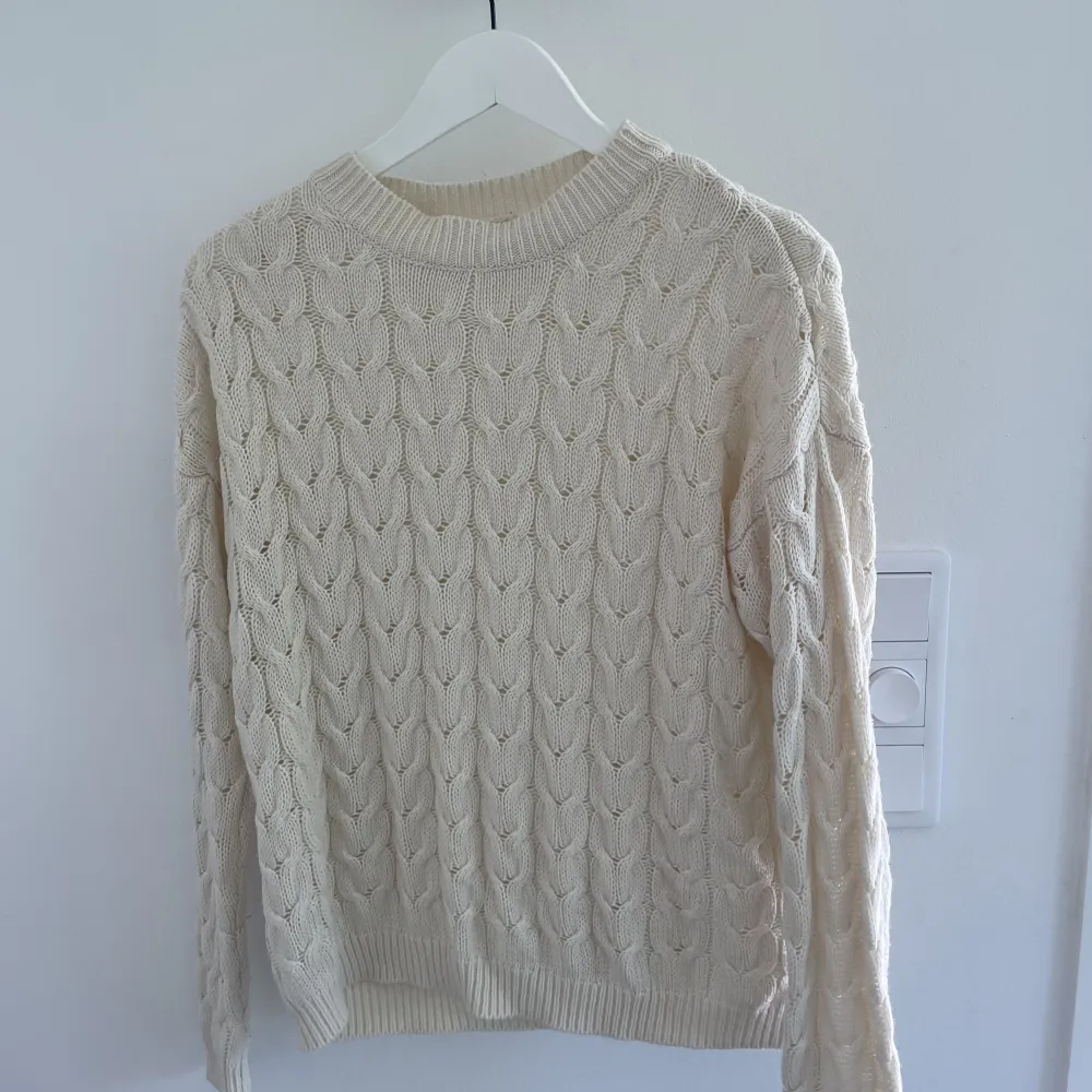 Säljer denna stickade tröjan från Mango! Knappt använd så är i nyskick. Perfekt tröja inför hösten! . Stickat.