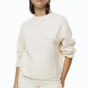 Finstickad tröja - Stickad tröja från H&M. Knappt använd Crémevit.