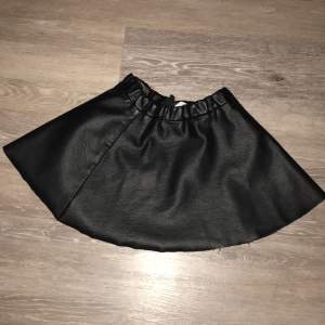 En svart skin kjol för 30 kr storlek 116 andvänds 10 gånger