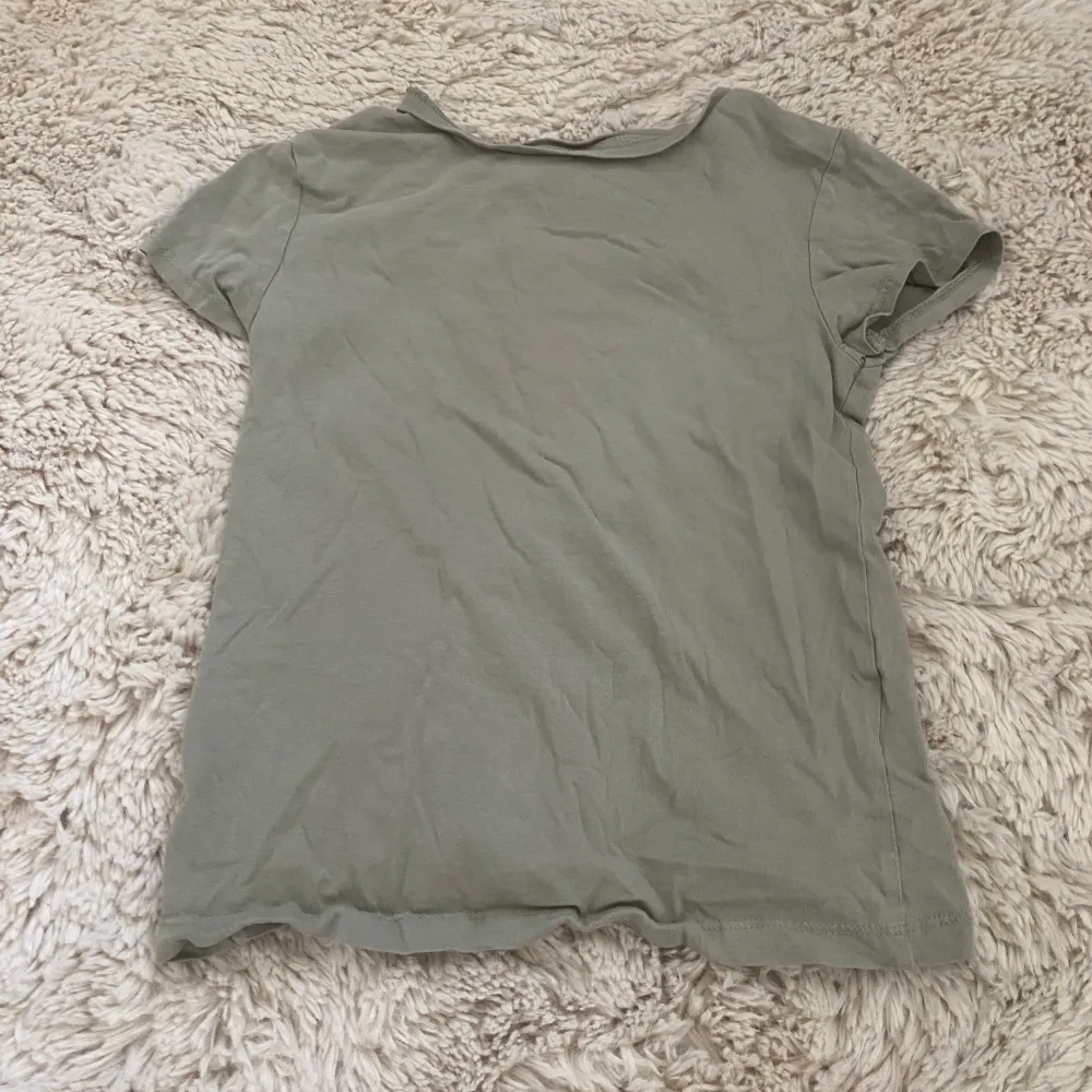 En grön T-shirt från hm barnavdelningen, använd ca 2 gånger och är i bra skick, storlek 140. T-shirts.