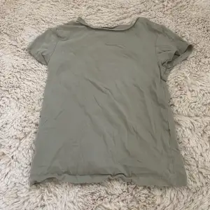 En grön T-shirt från hm barnavdelningen, använd ca 2 gånger och är i bra skick, storlek 140