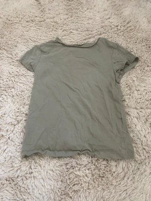 Grön t-shirt - En grön T-shirt från hm barnavdelningen, använd ca 2 gånger och är i bra skick, storlek 140