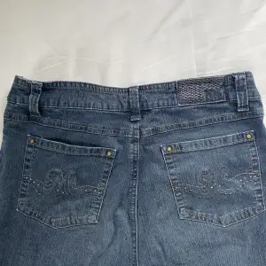 Skitcoola raka jeans med detaljer på fickorna ⚡️ Knappen har tyvärr lossnat, så antingen kan man sy på en ny eller ha dem nedvikta som jag har! Vet inte storleken men skulle uppskatta S/M, sitter bra på mig som är 173. Priset är diskuterbart!!