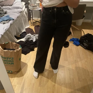 Jeans - Säljer dessa snygga jeans då de inte används längre, men i fortfarande fint skick 😍 de är mörk grå nästan svart