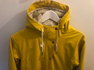Regnkappa Tretorn - Regnkappa Tretorn i fint skick. Många fina detaljer så som muddar, innerficka, dragsko i midjan, dragkedja som går att öppna uppåt och nedåt. Storlek xs. Nypris ca 900kr