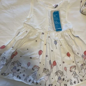 Bebiskläder 12-18 månader - Helt ny oanvänd söt klänning för flickor 12-18 månader.  