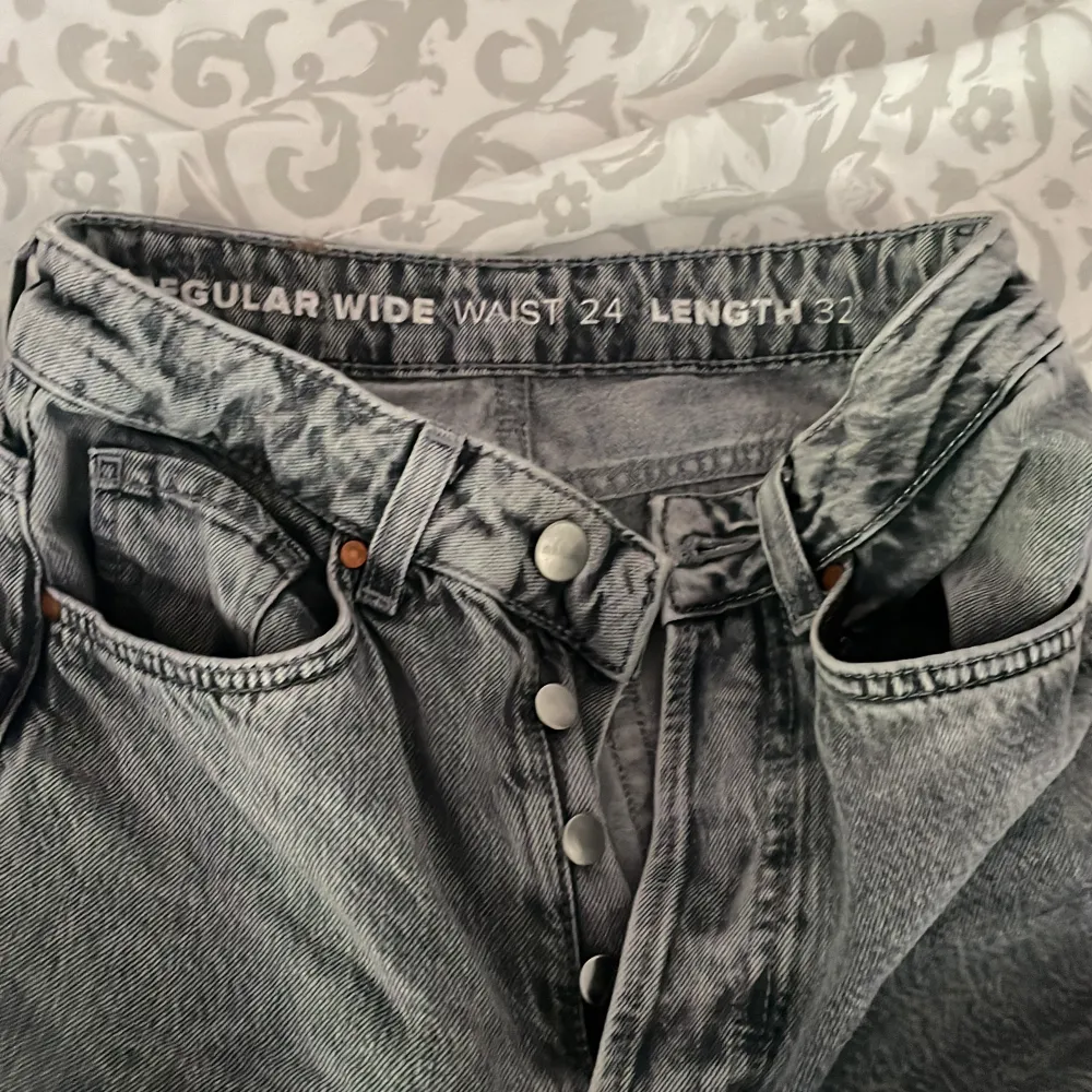 Gråa jättefina högmidjade jeans från Carlings (bikbok). Tyvärr alldeles för långa på mig som är 160cm, därför också aldrig använda bara testade. Nypris 550kr.. Jeans & Byxor.