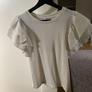 Topp🤍 - Volangtopp från zara, knappt använd! 100 kr + frakt🤍
