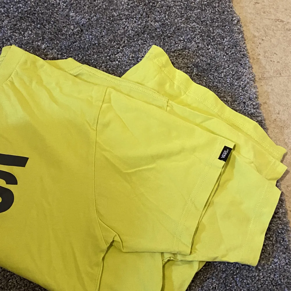 Snygg gul Vans t-shirt i srorlek S, använd fåtal gånger, köparen står även för frakt 💛. T-shirts.