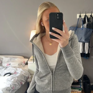 Hoddie - Jättemysig sip hoddie med lurv på insidan (inte vid armarna). Är knappt använd🤍