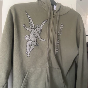 One of one ziphoodie  - En ziphoodie i superfint skick 🫶🏻knappt använd!! Storlek s och funkar för både tjejer och killar!! Den är i militär grön färg vilket inte passar mig så den har inte kommit till någon användning!! Pris går att diskutera och fler bilder går att fixa💘