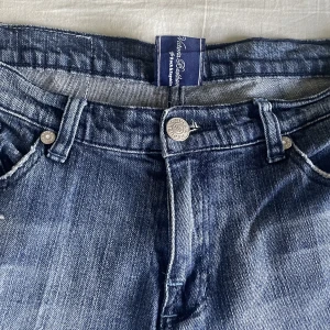 Victoria Beckham jeans  - Blåa raka Victoria Beckham jeans. Står 31 i byxorna, skulle säga att dom passar en s-m💗kolla gärna in fler annonser på min profil!