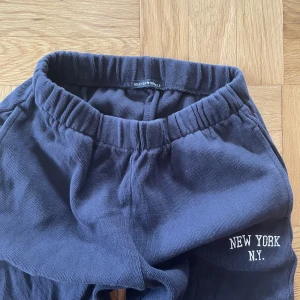 Brandy melville byxor - Mjukis byxor från brandy Melville som nu är för små!! Vet ej storlek. De är stretchiga i midjan och i benen ganska vida! Innerbenslängd: 66 cm. Nypris 350 kr.