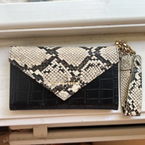 Ideal of Sweden skal - Ett mobil skal från ideal ocf Sweden med plånboks fack i. Knappt använt! För iPhone 11💕