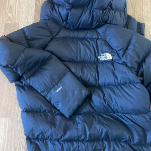 the north face jacka  - Superfin north face jacka i storleken M enligt lappen i jackan men skulle säga att den är en S. Superfint skick🩷 Skriv om ni har frågor❣️