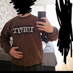 IDPDT Sweatshirt - Säljer en retro sweatshirt från märket IDPDT i XXL men passar som XL. Den har en del tecken på slitage på olika delar av tröjan, men är annars i acceptabel skick! 