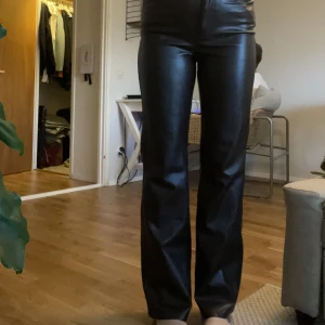 Skinnbyxor - Säljer mina mörkbruna skinnbyxor ifrån bikbok i storlek 38. Använda fåtal gånger så väldigt fint skick!!