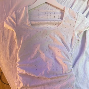 t-shirt  - ganska tunn, urringad