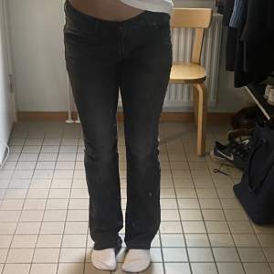 Lågmidjade gråa jeans köpa på second hand! Saknar storlek men sitter bra på mig som är 171 cm och vanligtvis har ungefär W 28, L 32 i jeans. Kan skicka fler bilder 🥰