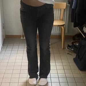 Lågmidjade jeans  - Lågmidjade gråa jeans köpa på second hand! Saknar storlek men sitter bra på mig som är 171 cm och vanligtvis har ungefär W 28, L 32 i jeans. Kan skicka fler bilder 🥰